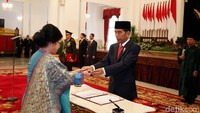 Penandatanganan berita acara pengambilan sumpah jabatan oleh para dubes.