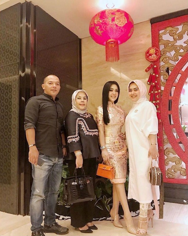 Inilah tiga anak dari ibunda Syahrini. Bu Cetar diapit oleh anak laki lakinya, Ridwan Zaelani dan Syahrini serta Aisyahrani. Dia kompak dengan Syahrini menenteng tas Hermes. Sedangkan Aisyahrani membawa tas Louis Vuitton. Foto: Instagram