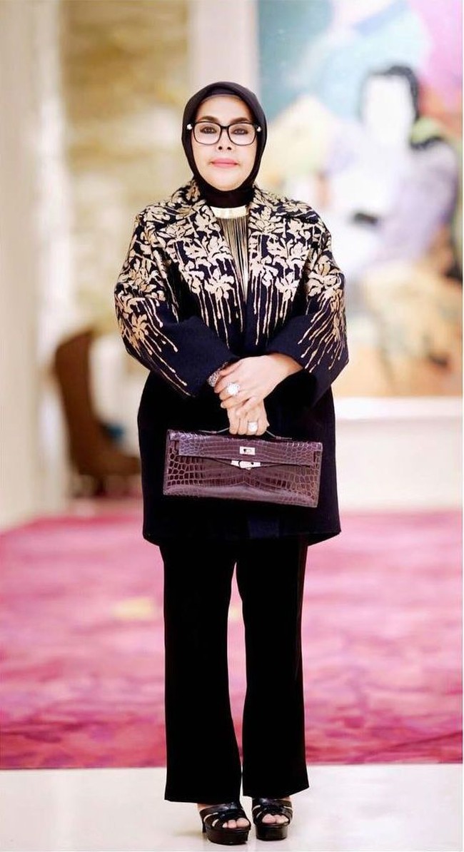 My Angel Mom...Happy Mothers Day !!! #PrincesSyahrini,” demikian Syahrini menulis pada keterangan foto yang menampilkan sang ibu bergaya memakai jaket kimono dari brand luxury asal Italia, Bluemarine. Dia juga menenteng Hermes Kelly Cut Clutch Crocodile Palladium Hardware seharga Rp 400 jutaan. Foto: Instagram