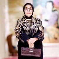 My Angel Mom...Happy Mothers Day !!! #PrincesSyahrini,” demikian Syahrini menulis pada keterangan foto yang menampilkan sang ibu bergaya memakai jaket kimono dari brand luxury asal Italia, Bluemarine. Dia juga menenteng Hermes Kelly Cut Clutch Crocodile Palladium Hardware seharga Rp 400 jutaan. Foto: Instagram