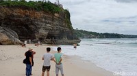 Pantai Dreamland dikelilingi oleh tebing-tebing terjal di sisi sebelah kiri menyerupai Pantai Pura Uluwatu (Masaul/detikTravel)