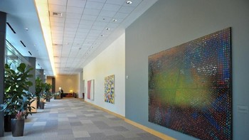 Bagian dalamnya terdapat hiasan lukisan-lukisan abstrak. (Foto: Filmateria Digital LLC)