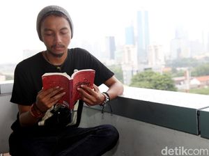 5 Penyair Indonesia yang Puisinya Bikin Hati Luluh