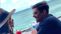 Cinta Laura dan sang pacar tampak bersantai di pinggir pantai. Foto: Instagram Frank Garcia