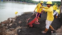 Sejumlah petugas melakukan pembangunan di kawasan Danau Sunter.