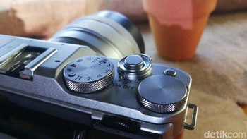 Tak cuma untuk memotret foto, kamera X-A5 juga menawarkan fungsi video HD berkecepatan tinggi. Kamera ini jua bisa merekam gambar dengan kualitas 4K, serta fungsi Burst 4K yang mampu merekam gambar 15 gambar per detik dengan kualitas 4K. Foto: Muhammad Alif Goenawan/detikINET 