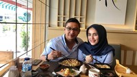 Bersama istrinya, Pasha menyambangi restoran Jepang. Mereka tampak asyik menyantap tempura. Duh mesranya! Foto: instagram @adeliapasha