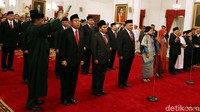 Para dubes baru mengucapkan sumpah jabatan di depan rohaniwan dengan kitab suci agama masing-masing dipimpin langsung oleh Presiden Joko Widodo.
