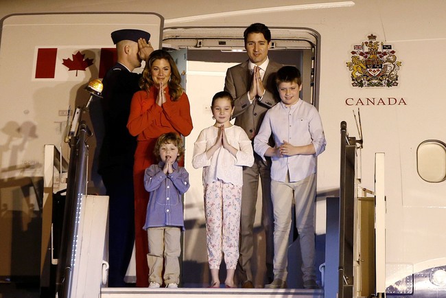 Justin Trudeau dan istrinya, Sophie Gregoire Trudeau, beserta ketiga anaknya melakukan kunjungan ke India pada Sabtu (17/2/2018). Foto: Reuters