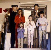 Justin Trudeau dan istrinya, Sophie Gregoire Trudeau, beserta ketiga anaknya melakukan kunjungan ke India pada Sabtu (17/2/2018). Foto: Reuters