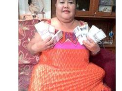 Meme Lucu Bu Dendy Sebar Duit Ramai Bertebaran