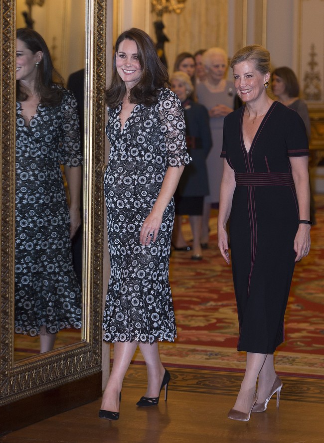  Selain Kate Middleton, keluarga Kerajaan juga diwakili oleh Sophie, sang Countess of Wessex, istri dari Pangeran Edward (anak keempat Ratu Elizabeth II). (Foto: Eddie Mulholland - Pool/Getty Images)