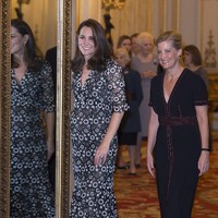  Selain Kate Middleton, keluarga Kerajaan juga diwakili oleh Sophie, sang Countess of Wessex, istri dari Pangeran Edward (anak keempat Ratu Elizabeth II). (Foto: Eddie Mulholland - Pool/Getty Images)