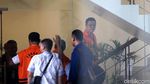Saat 3 Tersangka Kasus Dugaan Korupsi Jalan Bareng Pakai Rompi Tahanan