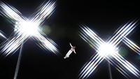David Morris (Australia) melayang di udara di antara dua lampu penerang saat melakukan latihan pada nomor ski gaya bebas di Phoenix Snow Park (Photo by Cameron Spencer/Getty Images)
