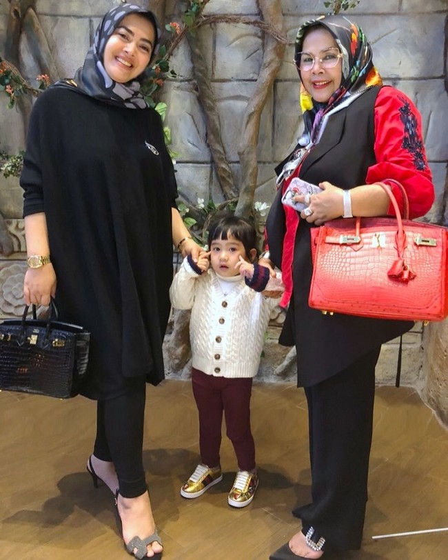 Tas Hermes memang menjadi favorit keluarga Syahrini, tak terkecuali ibunya. Pada foto ini sang ibu terlihat bergaya memakai tas Hermes Birkin yang harganya mencapai Rp 1 miliar. Foto: Instagram