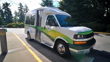 Saking luasnya, ada juga kendaraan shuttle bus bagi karyawan. (Foto: Filmateria Digital LLC)