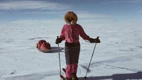 Polar Hat Trick merupakan perjalanan ski melalui Antartika melewati es di Kutub Utara, Kutub Selatan, dan Greenland. Jade menceritakan perjalanannya lewat akun Instagramnya. (jadehameister/Instagram)