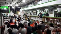 Massa tablig akbar penyambutan Imam Besar FPI Habib Rizieq Syihab sudah mulai berdatangan ke Masjid Baitul Amal, Cengkareng sejak pukul 19.00 WIB. 