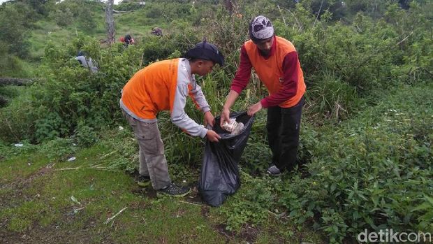 Sampah ditemykan di jalur pendakian