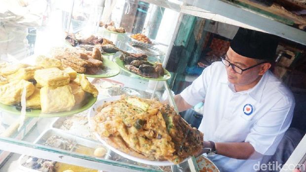 Nostalgia Cawalkot Oded Makan di Warteg Pinggir Pasar Bandung