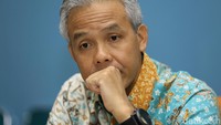 Bekas pimpinan Komisi II DPR yang kini menjabat Gubernur Jawa Tengah, Ganjar Pranowo membantah menerima duit e-KTP.   Tidak (menerima USD 520 ribu). Di dakwaan itu Ganjar dikasih USD 520 ribu oleh si A di tempat ini. Jadi gini, angka itu ada nggak disebut di dakwaan. Ganjar menerima sekian yang nganter ini, di tempat ini. Cuma angkanya kan, sumbernya kita nggak tahu, kata Ganjar.