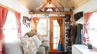 Bahkan ada 2 kamar tidur, yang satu digunakan untuk anak laki-laki Christian dan Alexis. Semua bagian rumah multifungsi. (Tiny House Expedition)