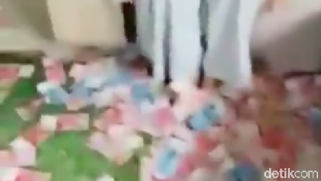 Serupa tapi Tak Sama, Ini Deretan Aksi Hamburkan Uang Serupa tapi Tak Sama, Ini Deretan Aksi Hamburkan Uang