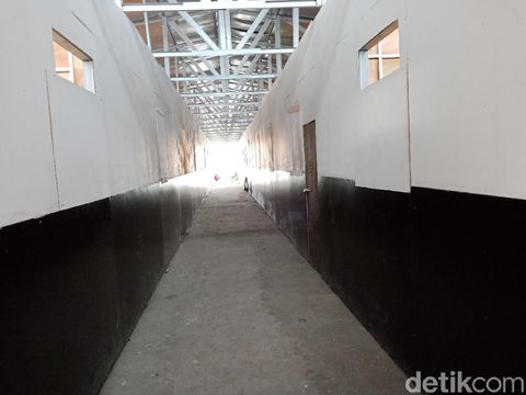 Jalan kecil memisahkan shelter-shelter di dalam blok