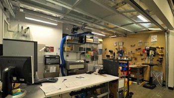 Microsft menamai ruangan ini garasi kerena banyaknya peralatan-peralatan untuk utak-atik hardware. (Foto: Filmateria Digital LLC)