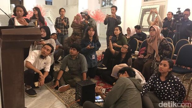 Jepret! Saat Anies Diam-diam Memotret Wartawan