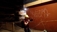 Dikutip Reuters, Selasa (20/2/2018), tulisan di grafiti tersebut dilarang merokok, ada kebocoran gas. (Foto: Dok. REUTERS/Edgard Garrido)