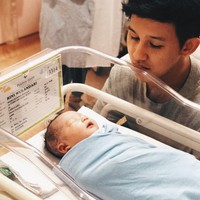 Jevin Julian baru saja dikaruniai seorang bayi laki-laki. Istrinya sekaligus teman duetnya dalam grup musik Soundwave, Rini Wulandari, melahirkan sang bayi pada Senin (19/2/2018). Jevin pun menjadi ayah di usia yang terbilang muda, 26 tahun. Foto: Dok. Instagram