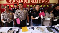 Kapolres Jakbar Kombes Hengki Haryadi mengatakan komplotan yang sudah lama jadi target operasi ini dapat mencuri sepeda motor minimal 10 unit dalam sehari.