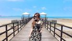 Pose Selebgram Yogya Mirip Barbie Saat di Pantai