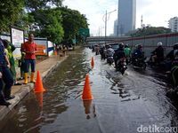 Genangan Muncul Sebelum Perempatan Kuningan, Lalin Macet