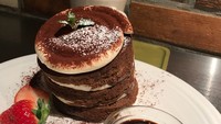 Varian pancake yang populer, Tiramisu Pancake, pancake cokelat dengan lapisan krim dan taburan cokelat bubuk.Foto: FB Burn Side St Cafe