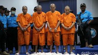 Atas perbuatannya keempat tersangka terancam Pasal 114 ayat 2 jo Pasal 132 ayat 1 112 ayat 2 jo pasal 132 ayat 1 UU nomor 35 tahun 2009 dengan ancaman hukuman mati.