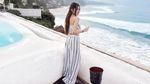 Pose Selebgram Yogya Mirip Barbie Saat di Pantai
