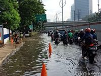 Genangan Muncul Sebelum Perempatan Kuningan, Lalin Macet