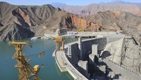 China Utara merupakan tempat tinggal 50% populasi China namun hanya memiliki sekitar 20% dari sumber air negara tersebut. Untuk memperbaiki kekurangan ini, China telah mendanai pembangunan tiga kanal besar, masing-masing lebih dari 600 mil dan membawa air ke utara dari tiga sungai terbesar di China. Proyek ini memiliki jadwal konstruksi 48 tahun. Saat selesai itu akan memasok 44 miliar meter kubik air setiap tahunnya. Thebalance.com/Istimewa.
