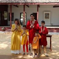 Justin Trudeau mengunjungi Gandhi Ashram in Ahmedabad, India, pada Senin (19/2/2018). Juga bersama anggota keluarga lengkap, mereka mengenakan busana khas India bernuansa merah-kuning. Foto: Reuters