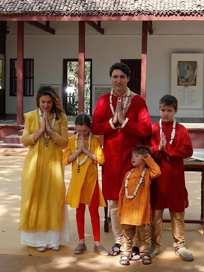 Justin Trudeau mengunjungi Gandhi Ashram in Ahmedabad, India, pada Senin (19/2/2018). Juga bersama anggota keluarga lengkap, mereka mengenakan busana khas India bernuansa merah-kuning. Foto: Reuters