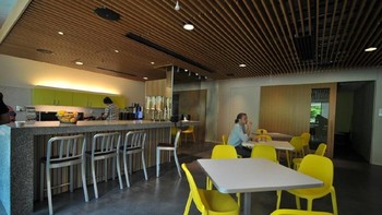 Salah satu kantin karyawan yang menyediakan beragam snack ringan. (Foto: Filmateria Digital LLC)