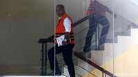 Bupati Ngada, Marianus Sae naik ke ruang pemeriksaan.