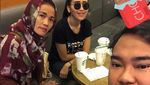 Begini Nih Gaya Ayu Ting Ting, Bilqis dan Keluarganya Kulineran