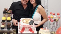 Romantisnya! Selvi rayakan ulang tahun sang suami dengan cake bermotif Manchester United dengan barisan cupcake dan permen. Foto: Instagram selvikitty