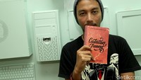 Kata-kata yang digoreskan pendiri Komunitas Pecandu Buku itu mampu menghipnotis para penggemar dan pembaca setianya. Foto: Muhammad Ridho