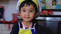 Kalau ini aksi manis Bilqis saat membuat kue. Duh, besarnya bisa jadi pastry chef nih? Foto: Instagram ayutingting92