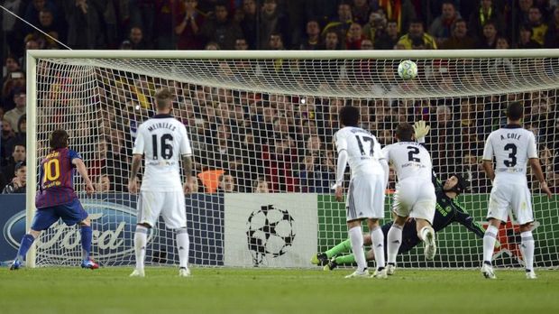 Tendangan penalti Lionel Messi pada 2012 hanya membentur mistar gawang Chelsea.